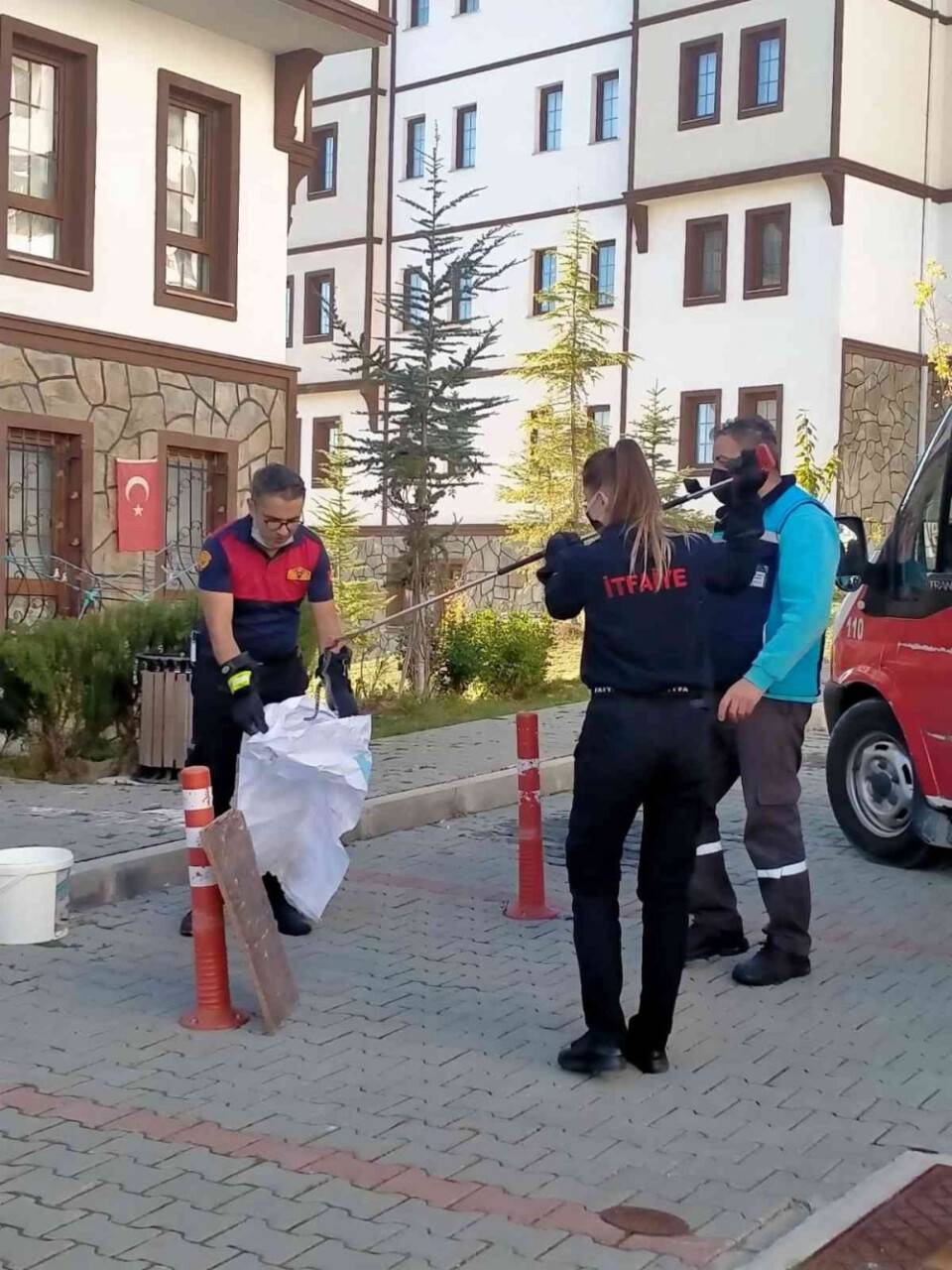 Eve giren yılanı kadın itfaiye eri çıkarttı