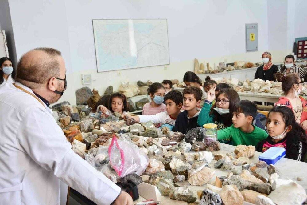 Mineraller, kayaçlar, ve fosillerin gizemi