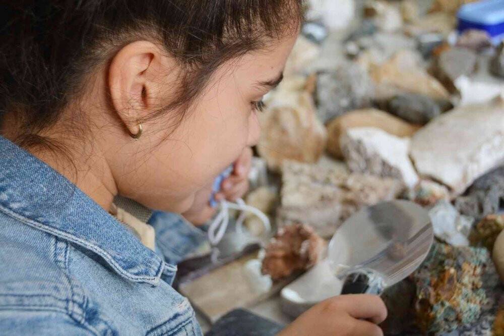 Mineraller, kayaçlar, ve fosillerin gizemi