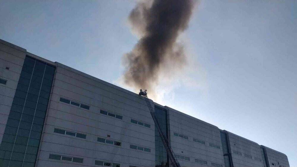 Spor ve Kongre Merkezi’nin çatısındaki yangın korkuttu