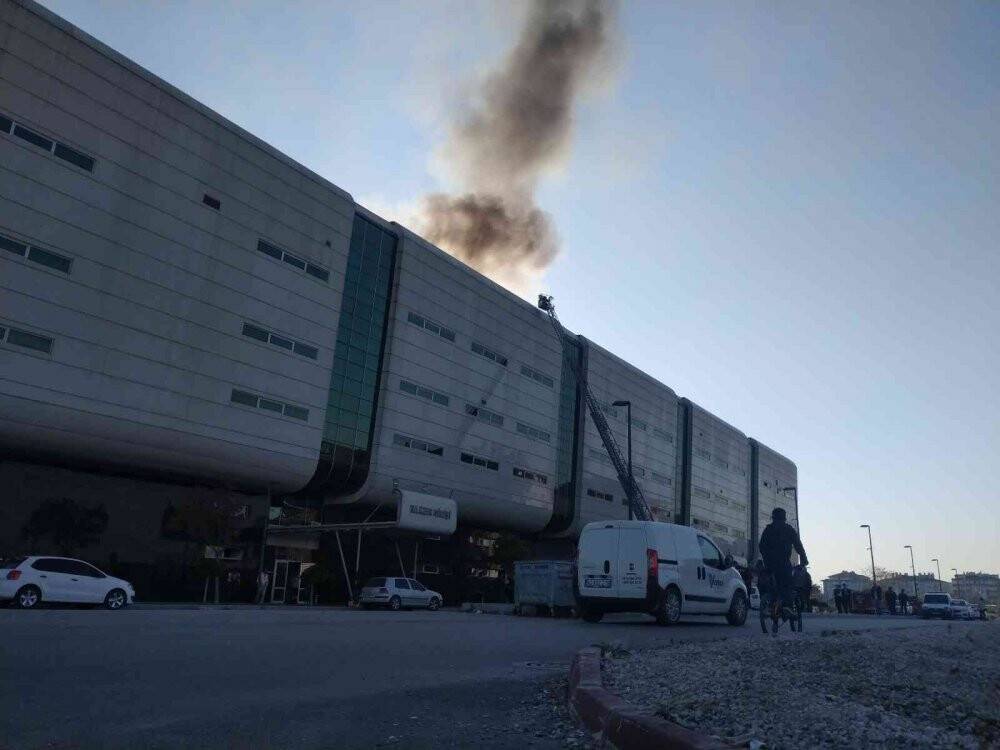 Spor ve Kongre Merkezi’nin çatısındaki yangın korkuttu