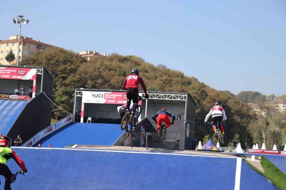 150 sporcu şampiyon olmak için pedal çevirmeye başladı
