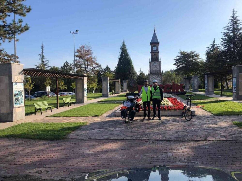 Afrikalı çocukların durumuna dikkat çekmek için 10 bin kilometre pedal çevirecek