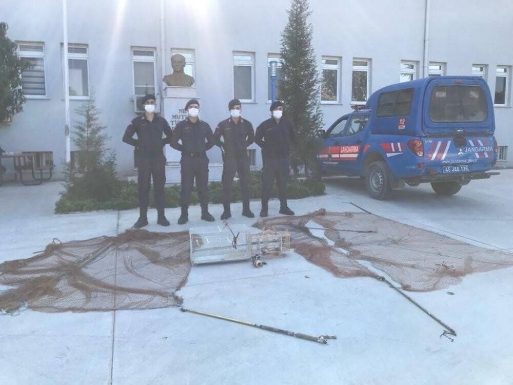 Ağ atarak saka kuşu avlarken jandarmaya yakalandılar