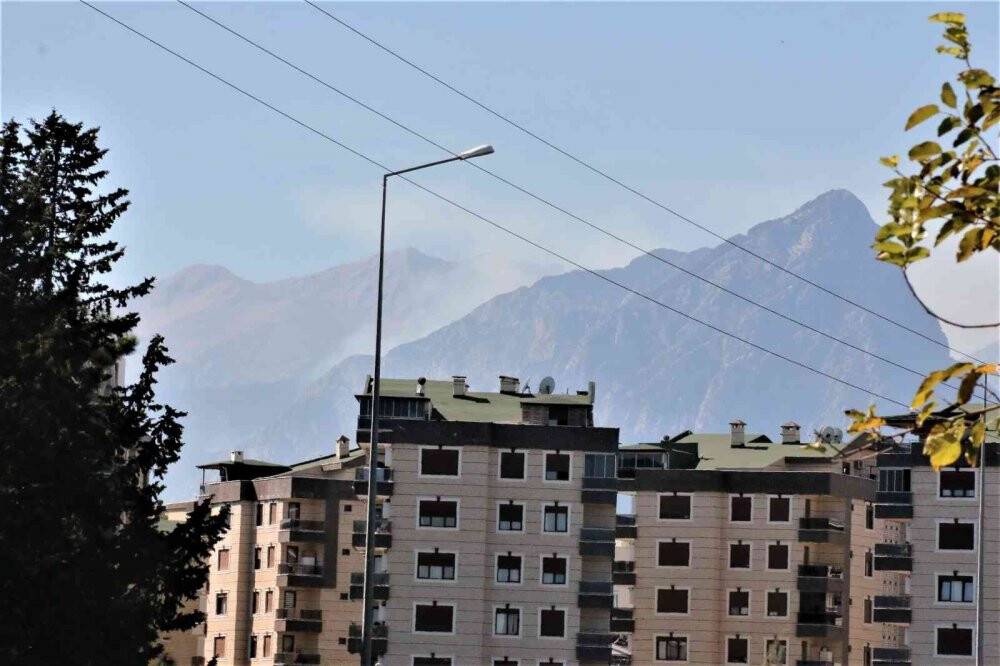 Antalya’da şehir merkezine yakın dağlık alanda yangın