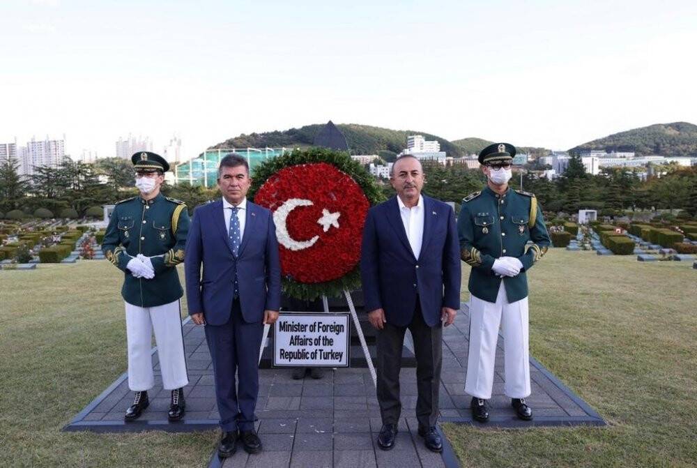 Bakan Çavuşoğlu’ndan BM Anıt Mezarlığı’na ziyaret