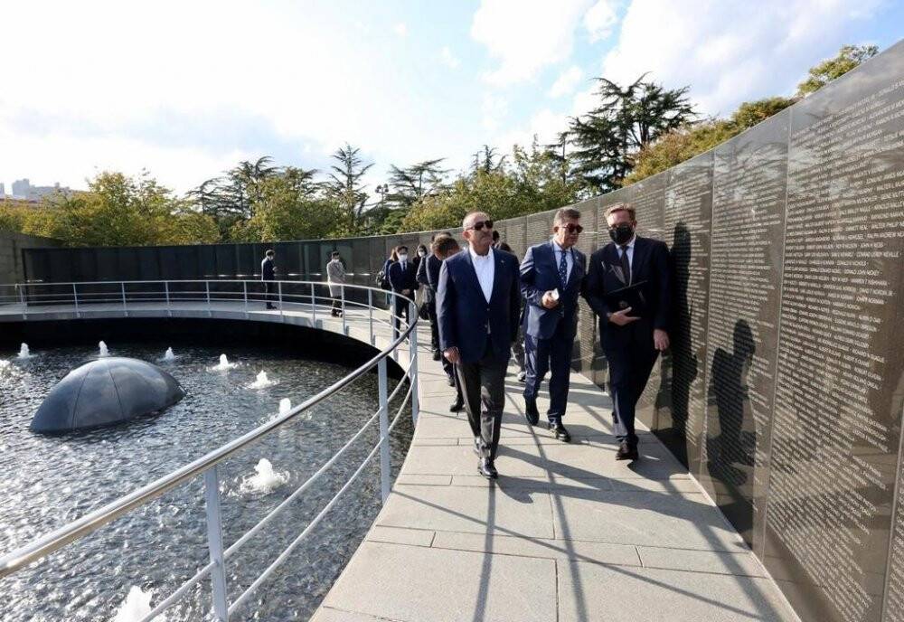 Bakan Çavuşoğlu’ndan BM Anıt Mezarlığı’na ziyaret