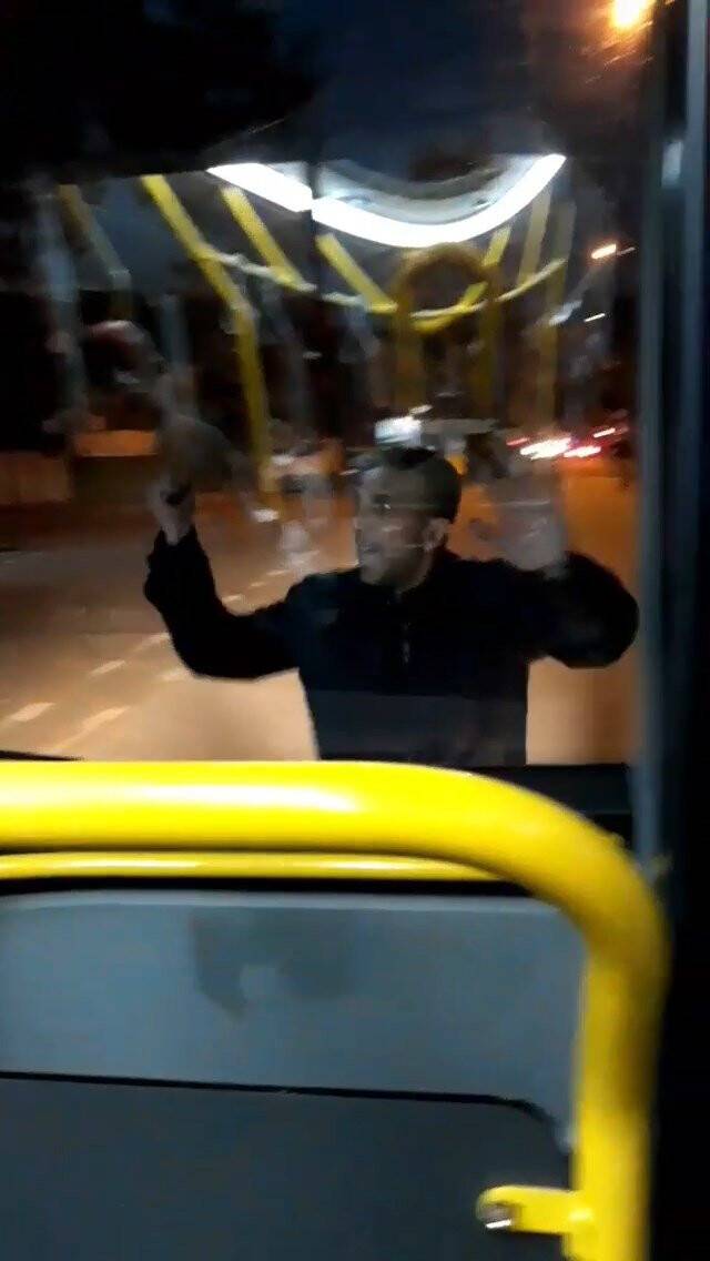 Bursa’da halk otobüsünün camını kıran bıçaklı saldırgan kameralara yansıdı
