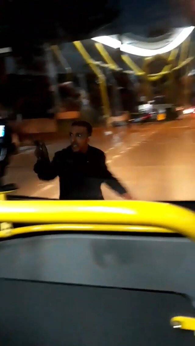 Bursa’da halk otobüsünün camını kıran bıçaklı saldırgan kameralara yansıdı