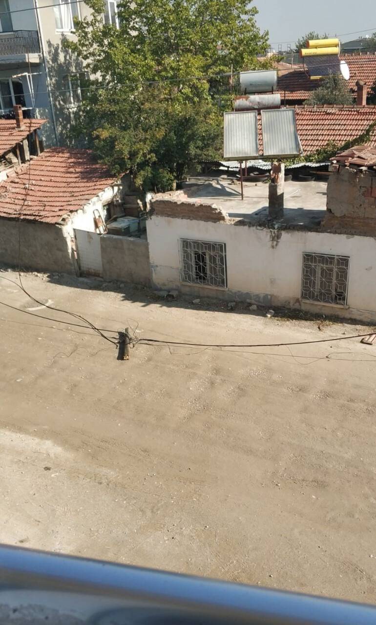 Fazla yüklenen kamyon telefon tellerine çarptı