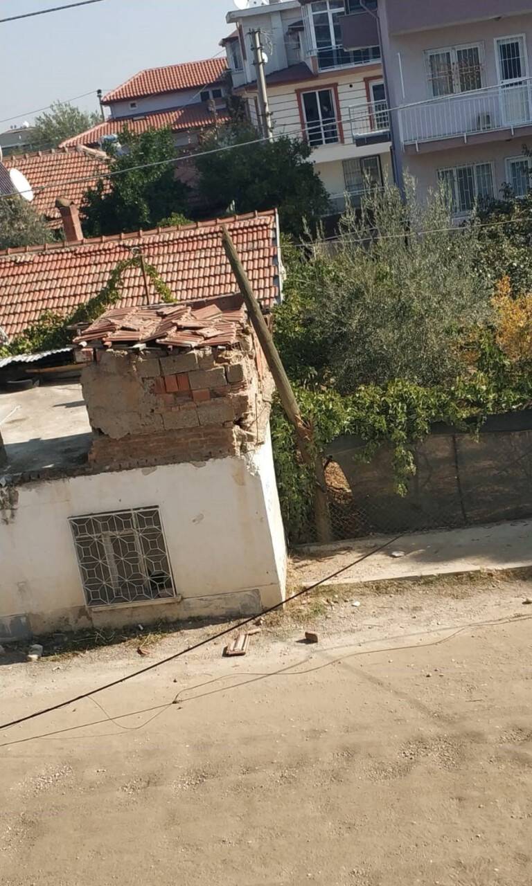 Fazla yüklenen kamyon telefon tellerine çarptı