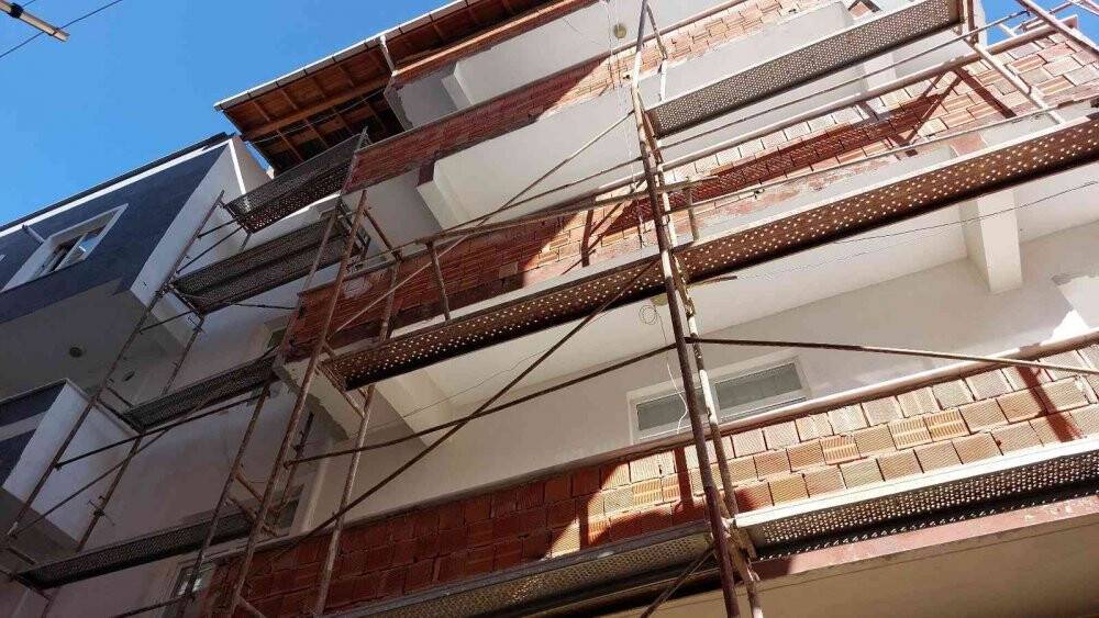 İnşaat işçisi 3. kattan 2.kattaki iskeleye düşerek ölümden döndü