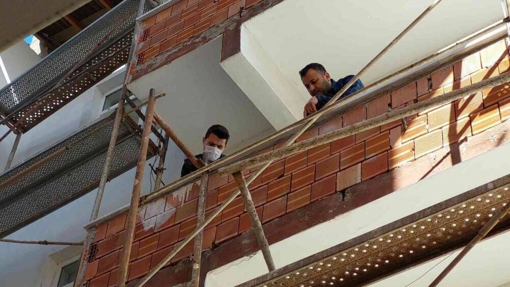 İnşaat işçisi 3. kattan 2.kattaki iskeleye düşerek ölümden döndü