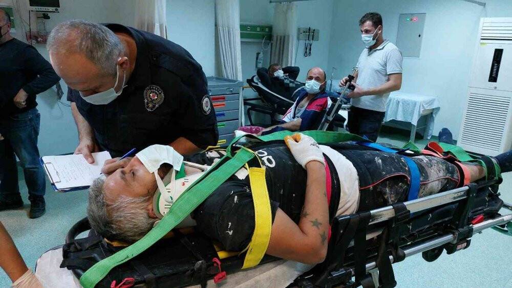 İnşaat işçisi 3. kattan 2.kattaki iskeleye düşerek ölümden döndü