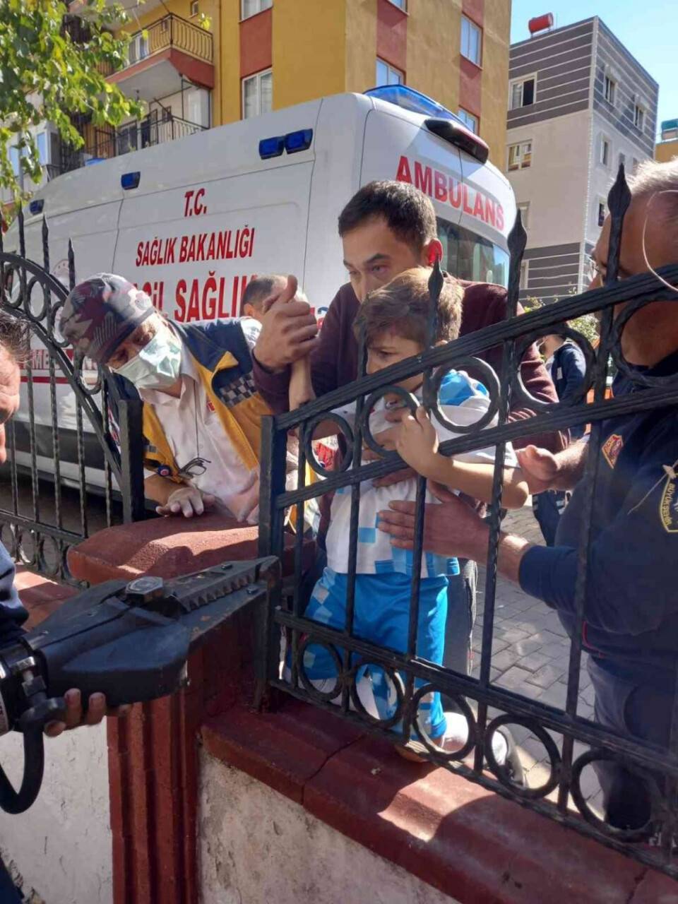 Koluna saplanan demirle hastaneye kaldırıldı