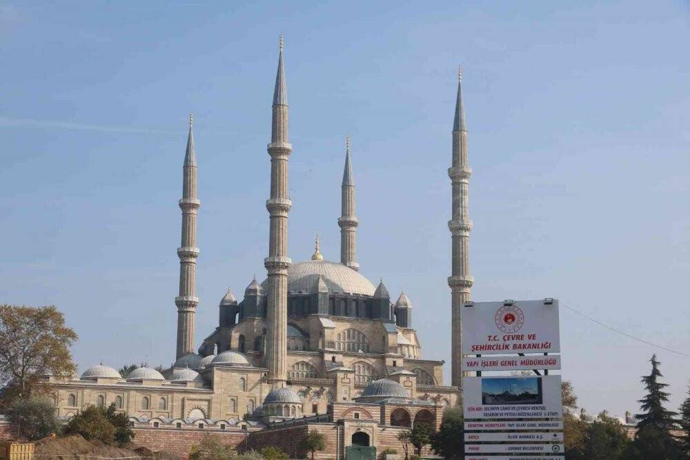 Selimiye Camisi meydan düzenleme çalışmalarında Roma dönemine ait aile mezarlığı bulundu