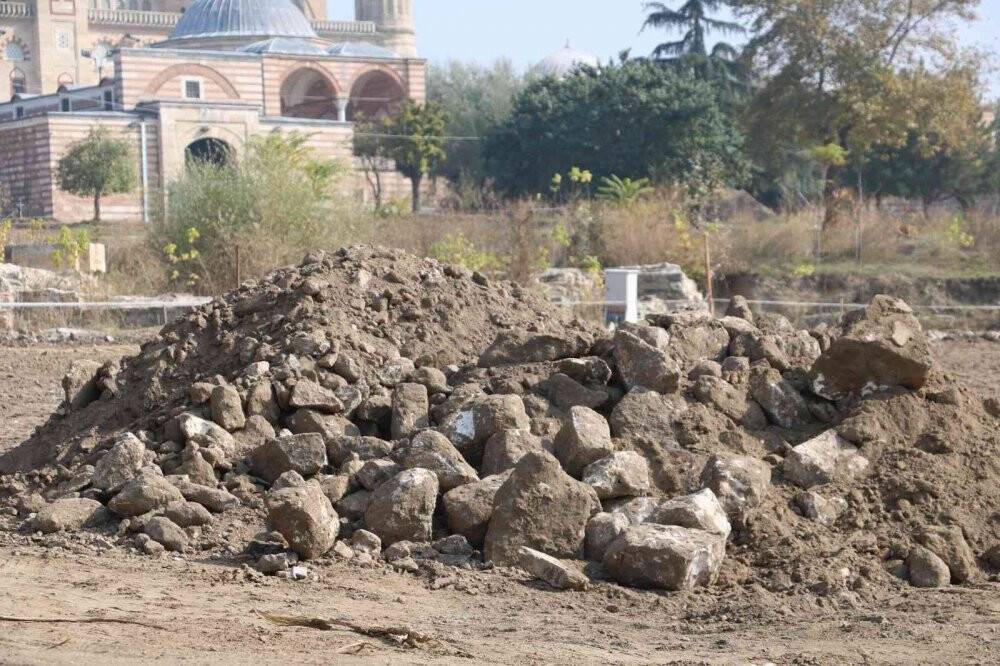 Selimiye Camisi meydan düzenleme çalışmalarında Roma dönemine ait aile mezarlığı bulundu