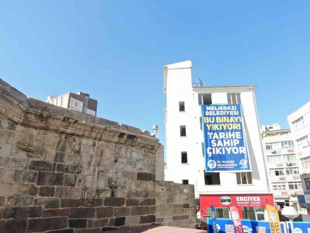 Silüeti bozan binaya yıkım