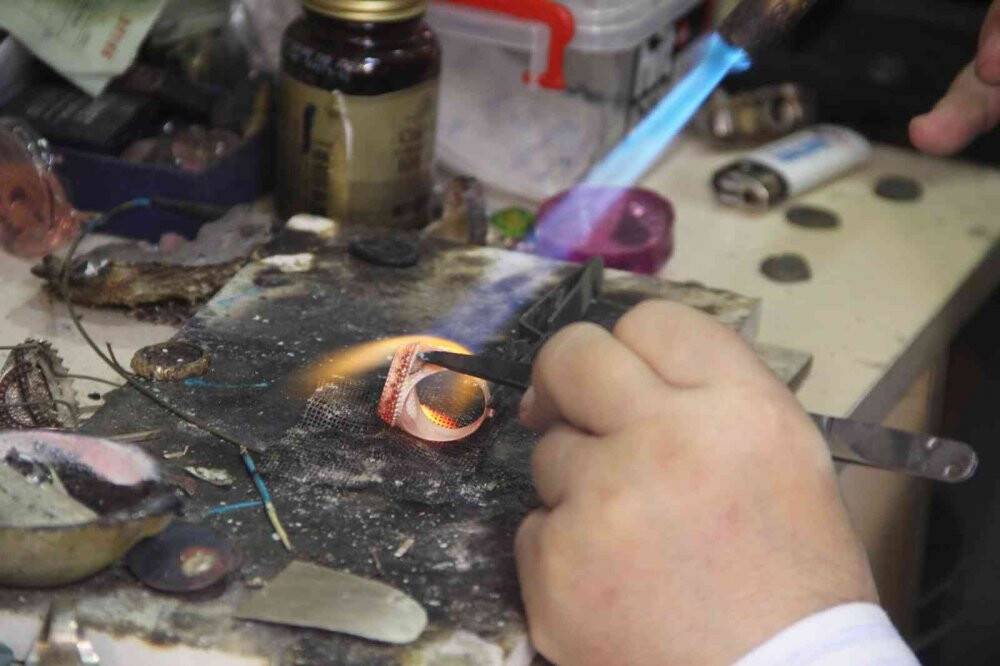 Tarihi mekanları yüzüklere işliyor