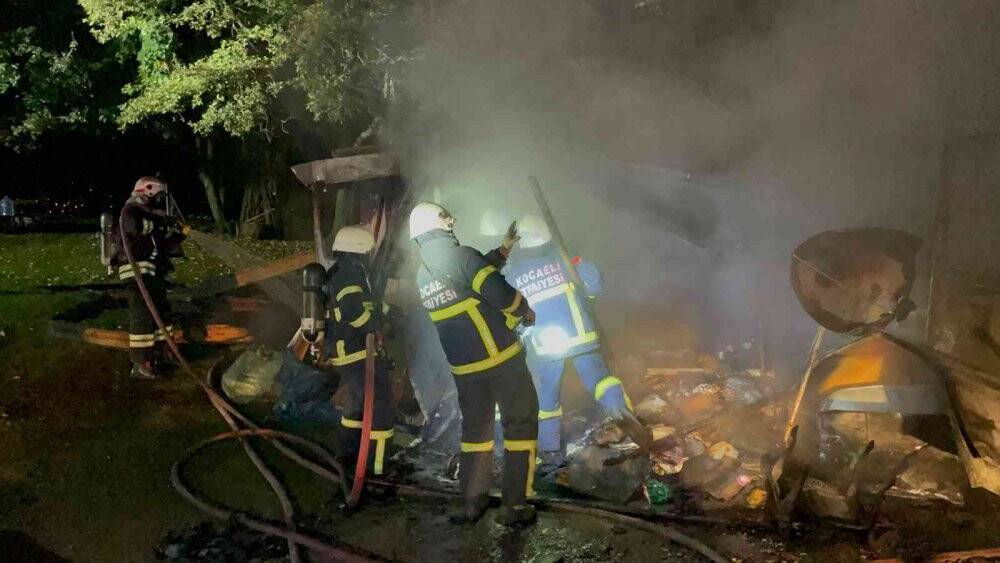 Baraka alev alev yandı, küllerin arasında para aradılar
