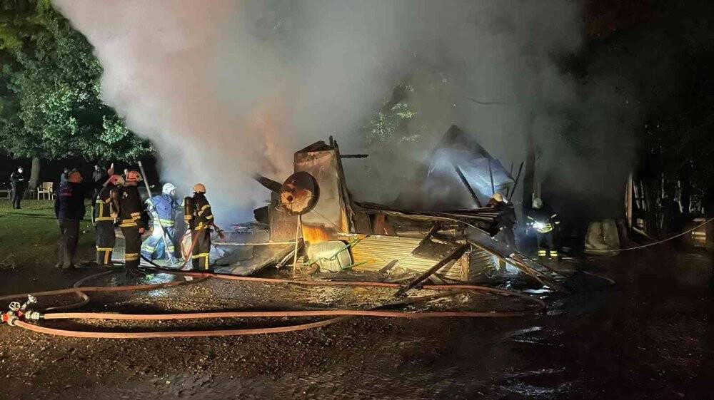 Baraka alev alev yandı, küllerin arasında para aradılar