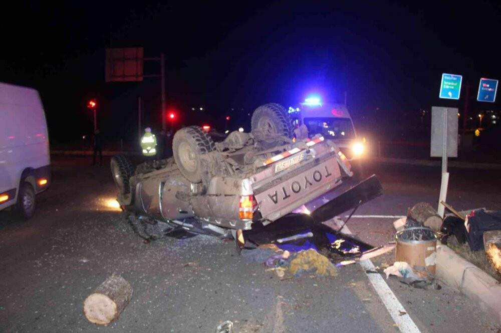 Otomobille çarpışan kamyonet hurdaya döndü: 1 yaralı
