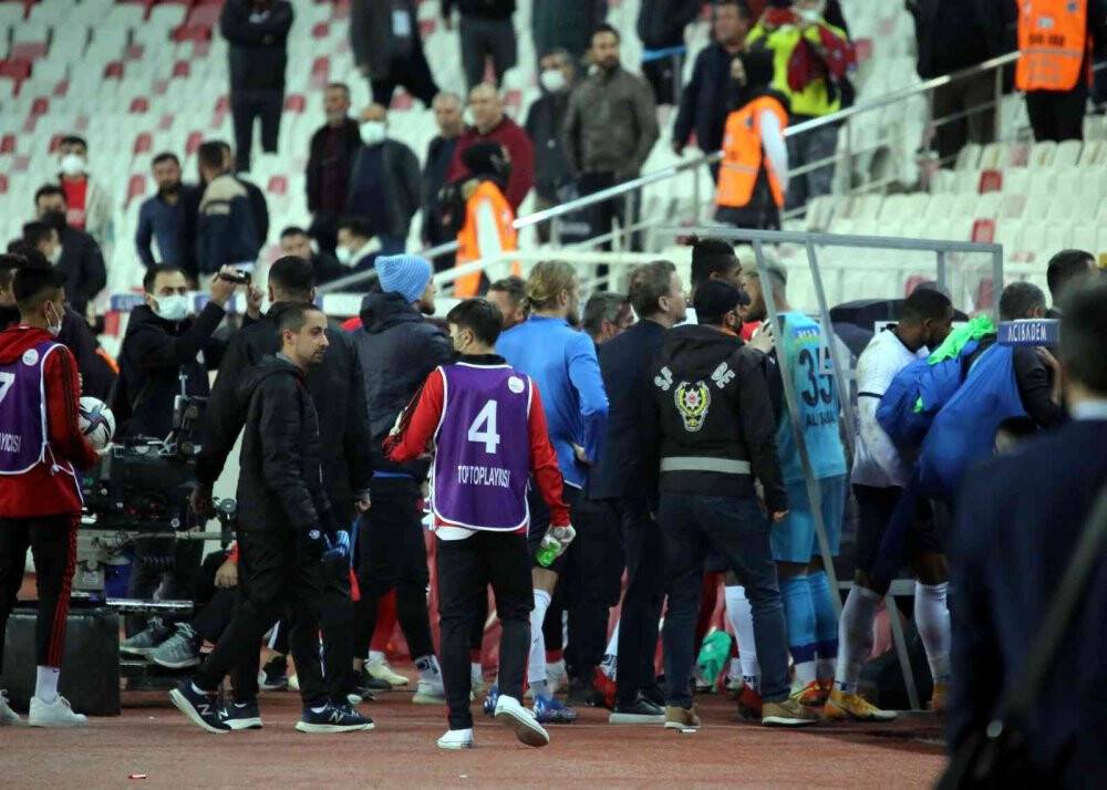 Sivasspor-Adana Demirspor maçı bitti tünelde tartışma çıktı