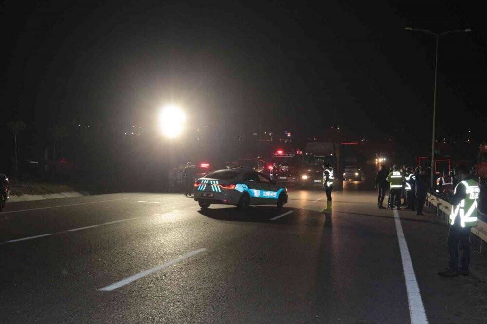 Tırın kasasından dökülen salçalar faciaya neden oldu: 1 ölü, 10 yaralı