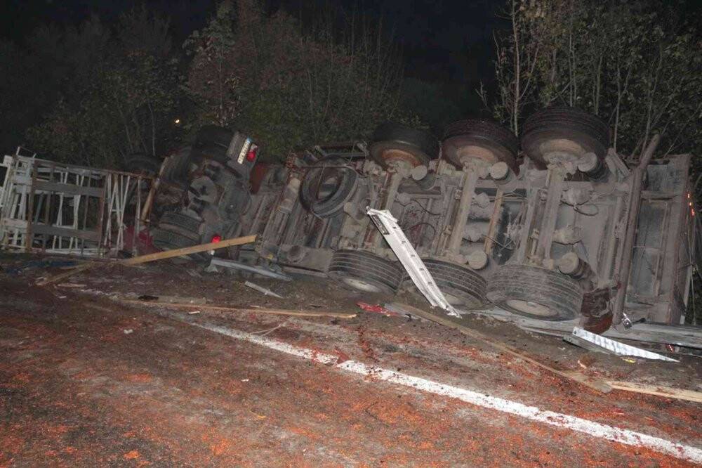 Tırın kasasından dökülen salçalar faciaya neden oldu: 1 ölü, 10 yaralı