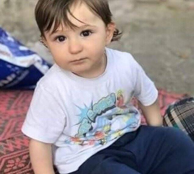 Aracını park etmek isterken 4 yaşındaki oğlunu ezdi