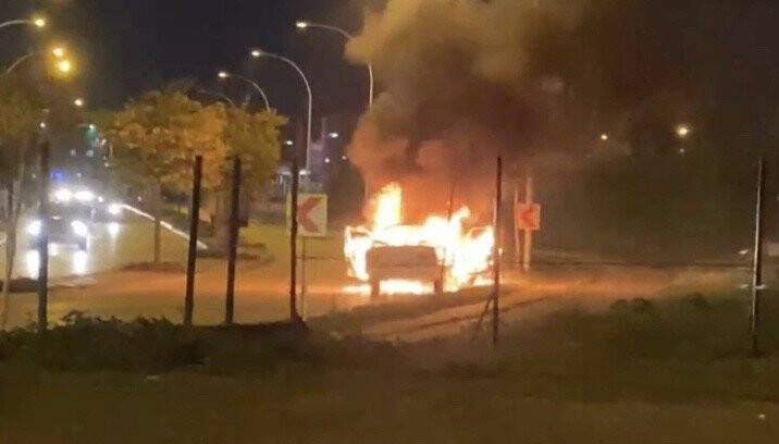 Bursa’da seyir halindeki otomobil alev topuna döndü