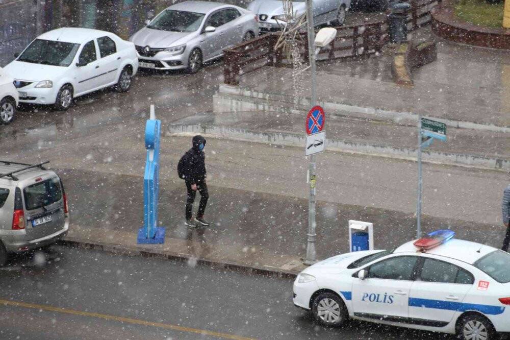 Erzurum lapa lapa yağan kara teslim