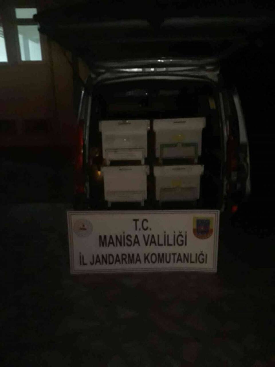 Arı kovanına dadanan hırsızlar yakalandı