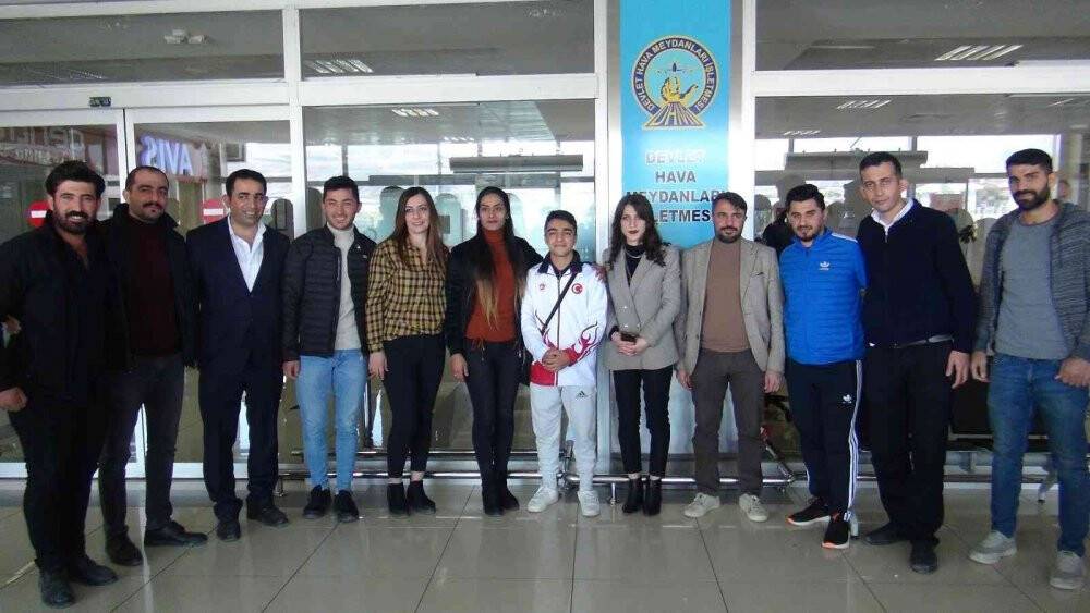 Dünya üçüncüsü milli kick boksçu Ersayar’a coşkulu karşılama