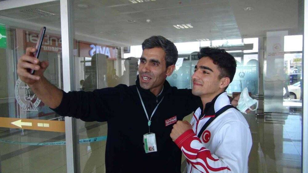 Dünya üçüncüsü milli kick boksçu Ersayar’a coşkulu karşılama