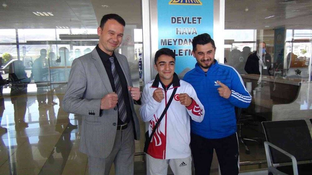 Dünya üçüncüsü milli kick boksçu Ersayar’a coşkulu karşılama