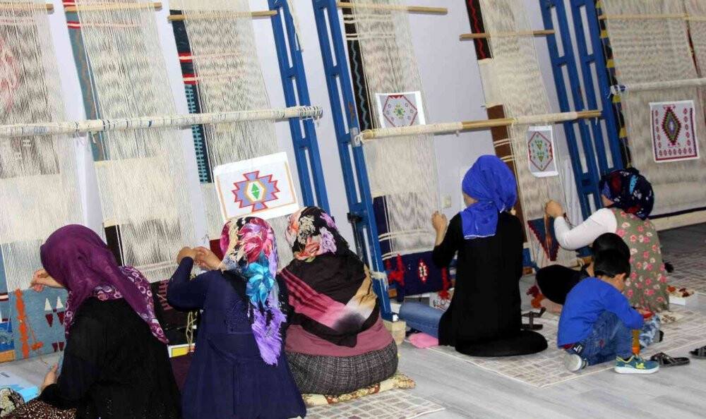 Bin yıllık motifler ilmek ilmek kilimlere işleniyor