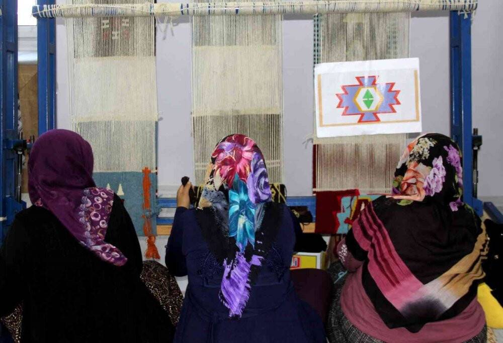 Bin yıllık motifler ilmek ilmek kilimlere işleniyor