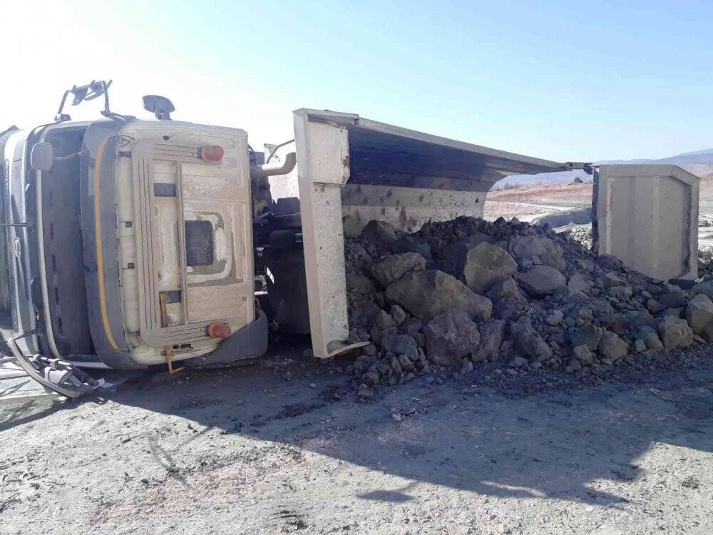Hisarcık’ta hafriyat kamyonu devrildi: 1 ölü