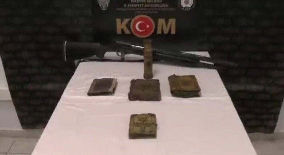 Kaçakçılık operasyonunda altın işlemeli el yazması 5 Tevrat ele geçirildi