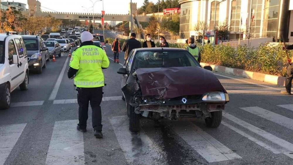 Kırmızı ışıkta bekleyen otomobile arkadan çarptı; 3 kişi yaralandı