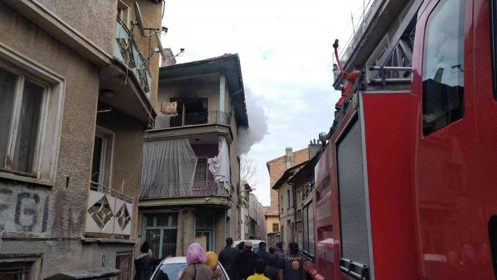 Konya’da 3 katlı binada yangın çıktı