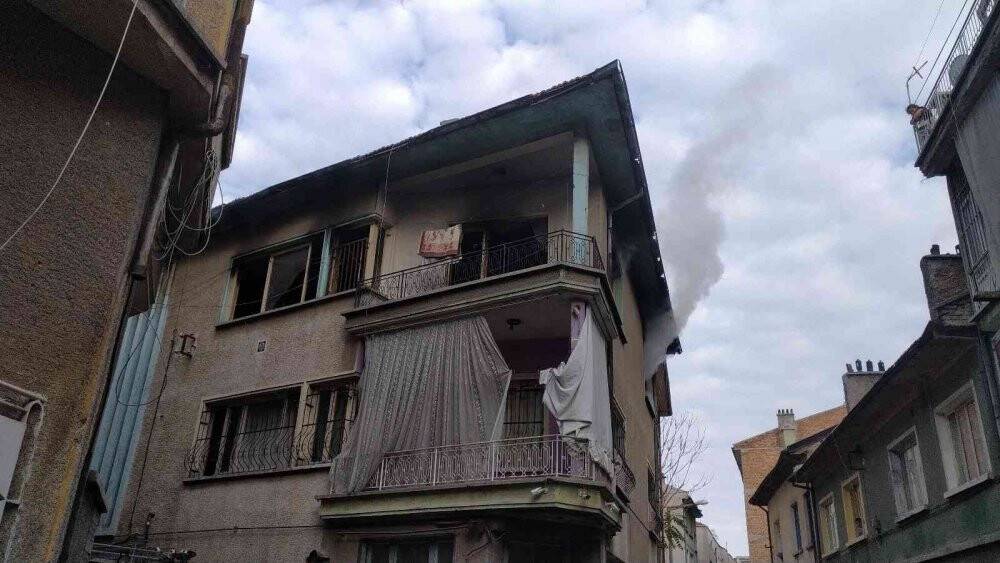 Konya’da 3 katlı binada yangın çıktı