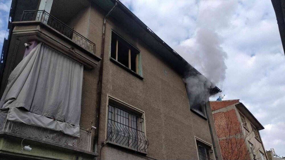 Konya’da 3 katlı binada yangın çıktı