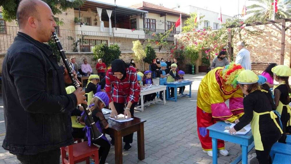Minikler yanan ormanlara dikkat çekmek için seramik çalışması yaptı