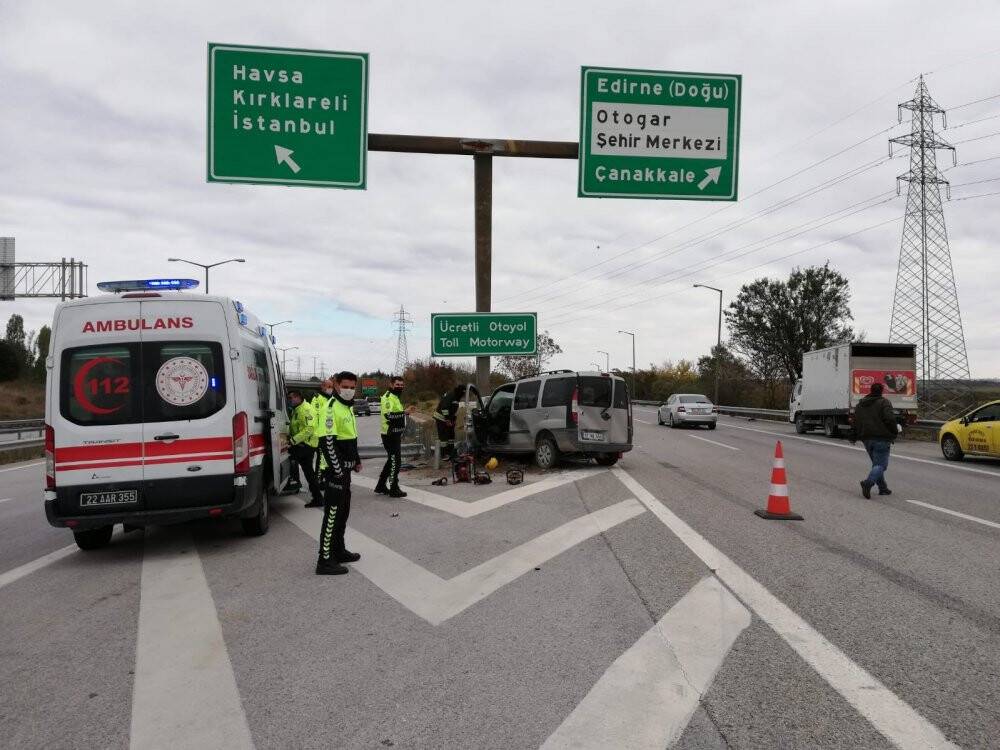 Yön tabelasına çarpan otomobil sürücüsü güçlükle çıkarıldı