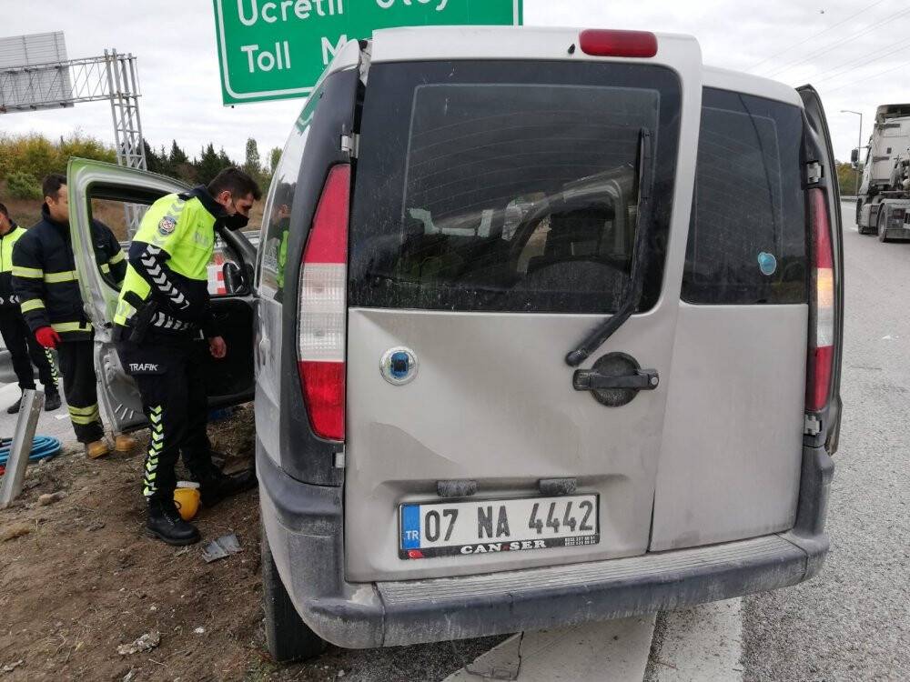 Yön tabelasına çarpan otomobil sürücüsü güçlükle çıkarıldı