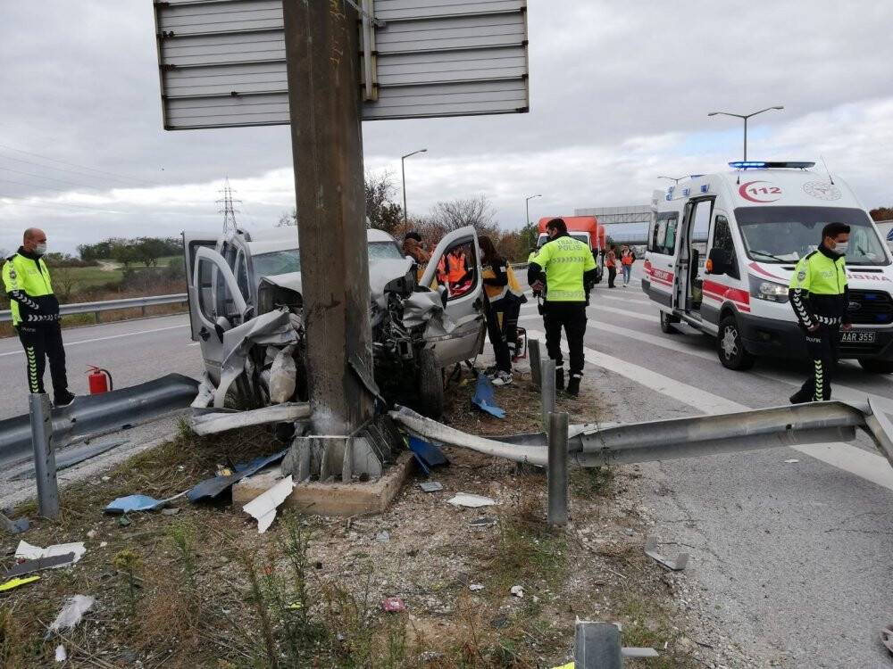 Yön tabelasına çarpan otomobil sürücüsü güçlükle çıkarıldı
