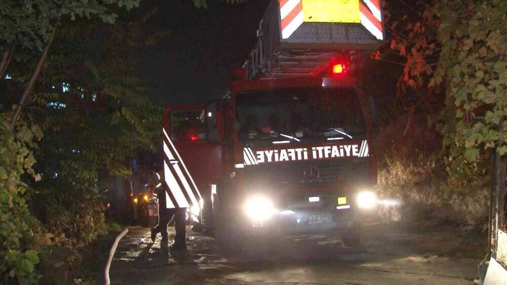 Avcılar’da metruk binada yangın