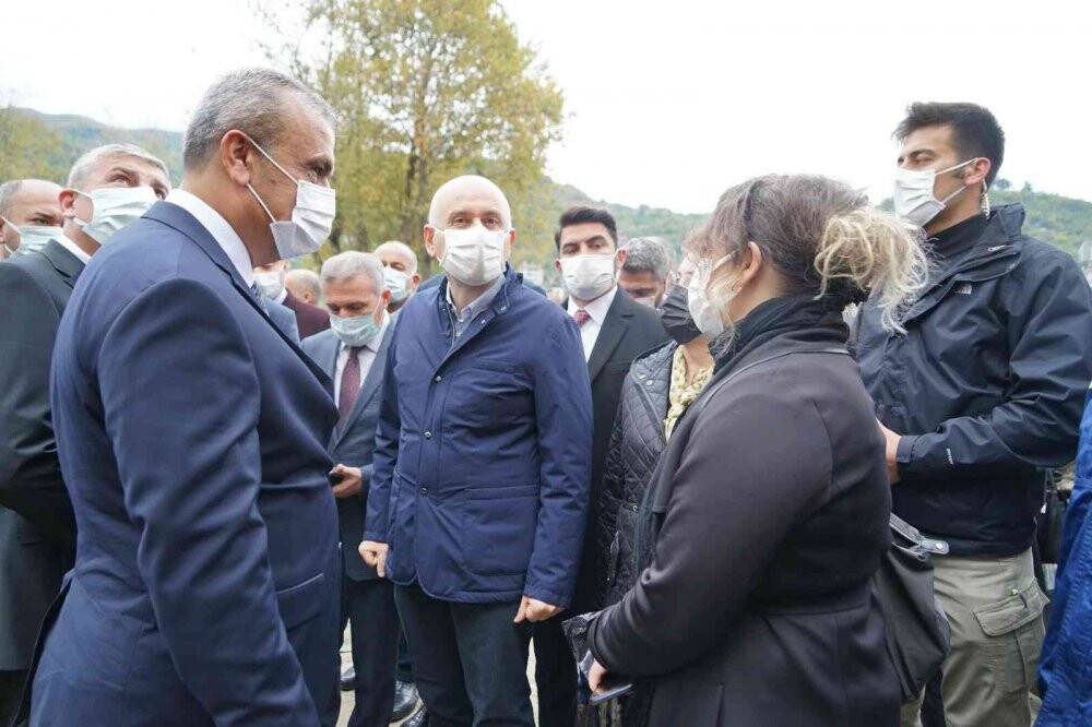 Bakan Karaismailoğlu, sel bölgesinde vatandaşlarla buluştu
